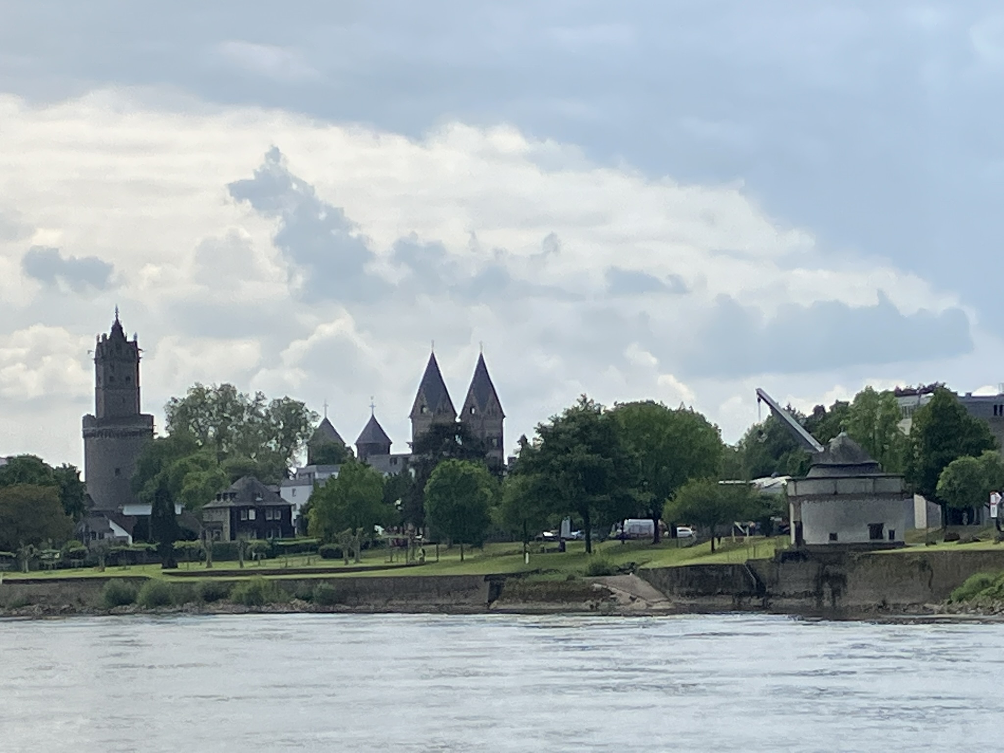 Blick auf die Rheinanlagen und die Stadt